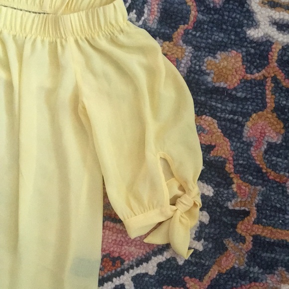 🍋NWOT - A. Byer ~ Flowy Off the Shoulder Top🍋 - Picture 2 of 3